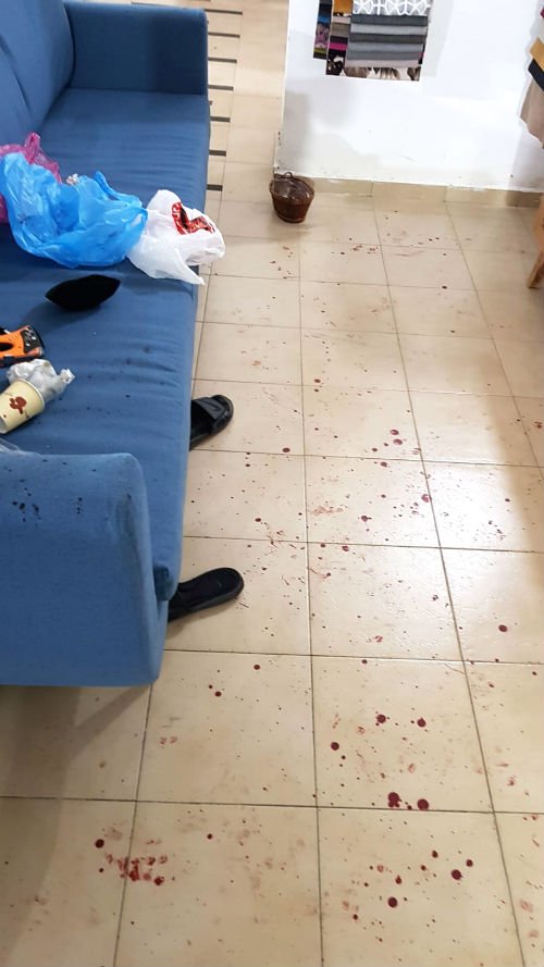 כתמי דם והרס רב בחנות הרהיטים (צילום: משטרת ישראל)