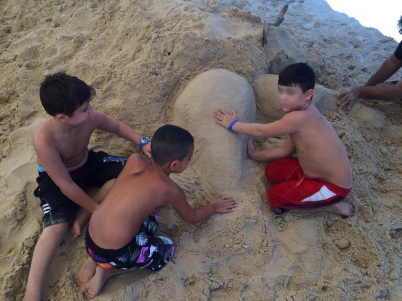 ילדים משחקים בחול
