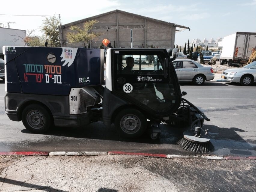 מבצע ניקיון. צילום: עיריית בת ים
