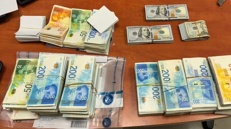 כסף שנתפס בביתו של חשוד הניהול הימורים בלתי חוקיים בבת-ים, משטרת ישראל