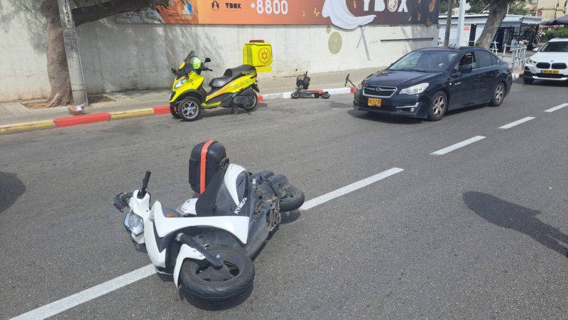 תאונת אופנוע וקורקינט חשמלי ברחוב קרן קיימת לישראל בבת-ים, צילום מד"א