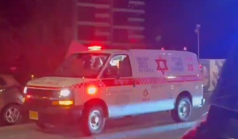 אירוע דקירה ברחוב אהוד מנור בבת-ים, צילום מד"א